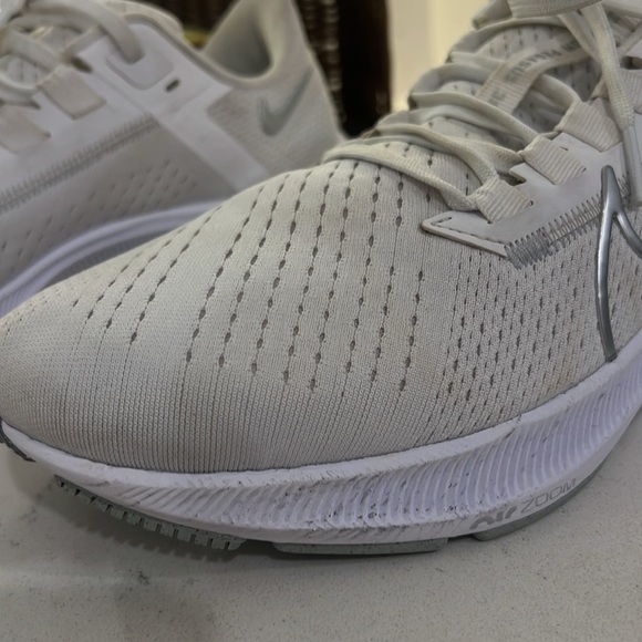 Nike White Athletic Shoes with Cushioned Sole in great condition women size 9.5 - Picture 6 of 15